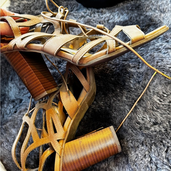 Lace up tan block heels - Picture 2 of 6